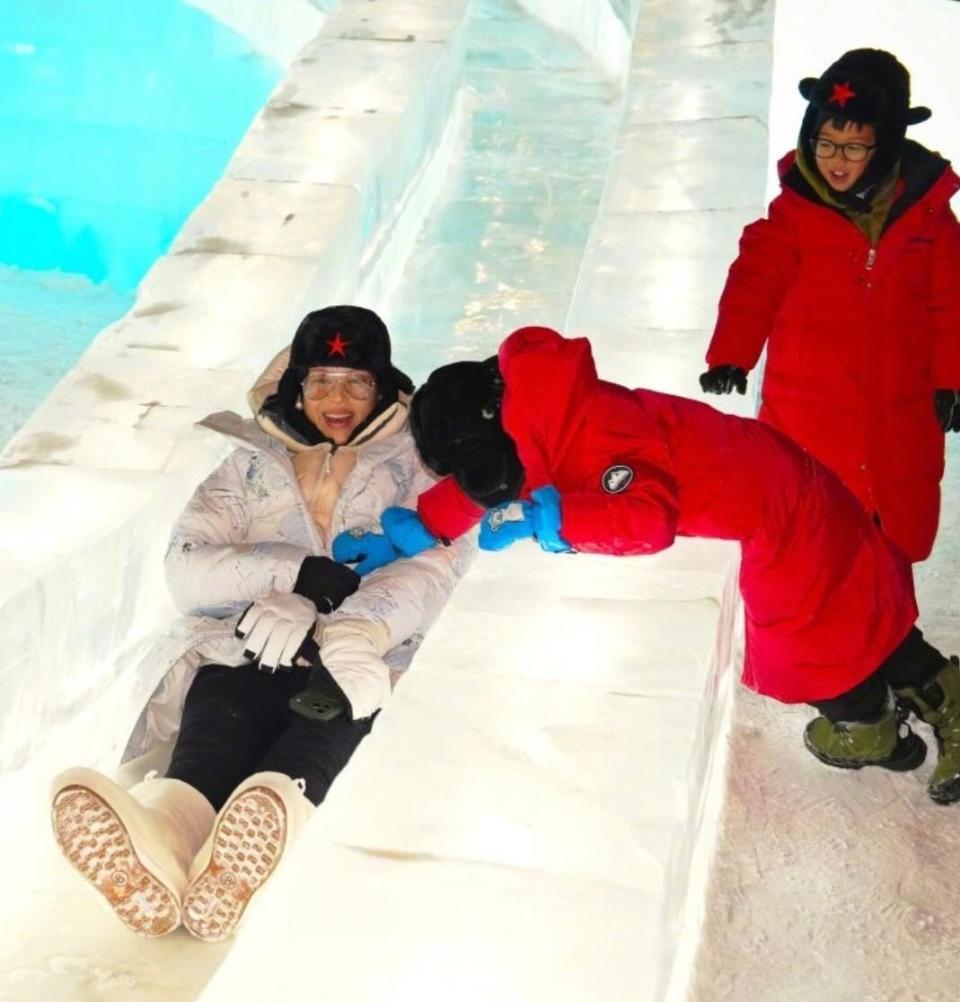 胡杏儿哈尔滨旅游，零下20度穿5层衣服，三个儿子羽绒服到脚脖子(图6)