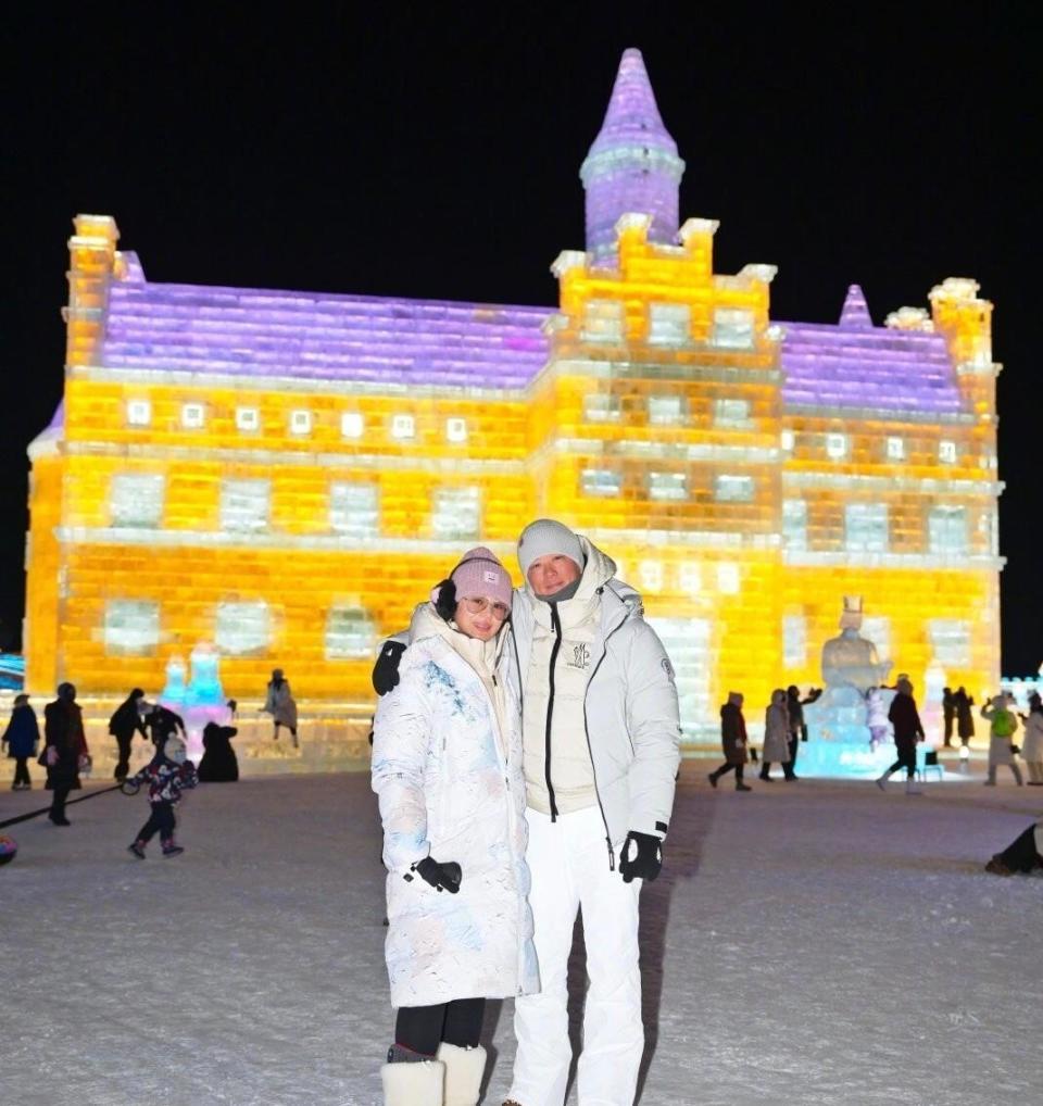 胡杏儿哈尔滨旅游，零下20度穿5层衣服，三个儿子羽绒服到脚脖子(图3)