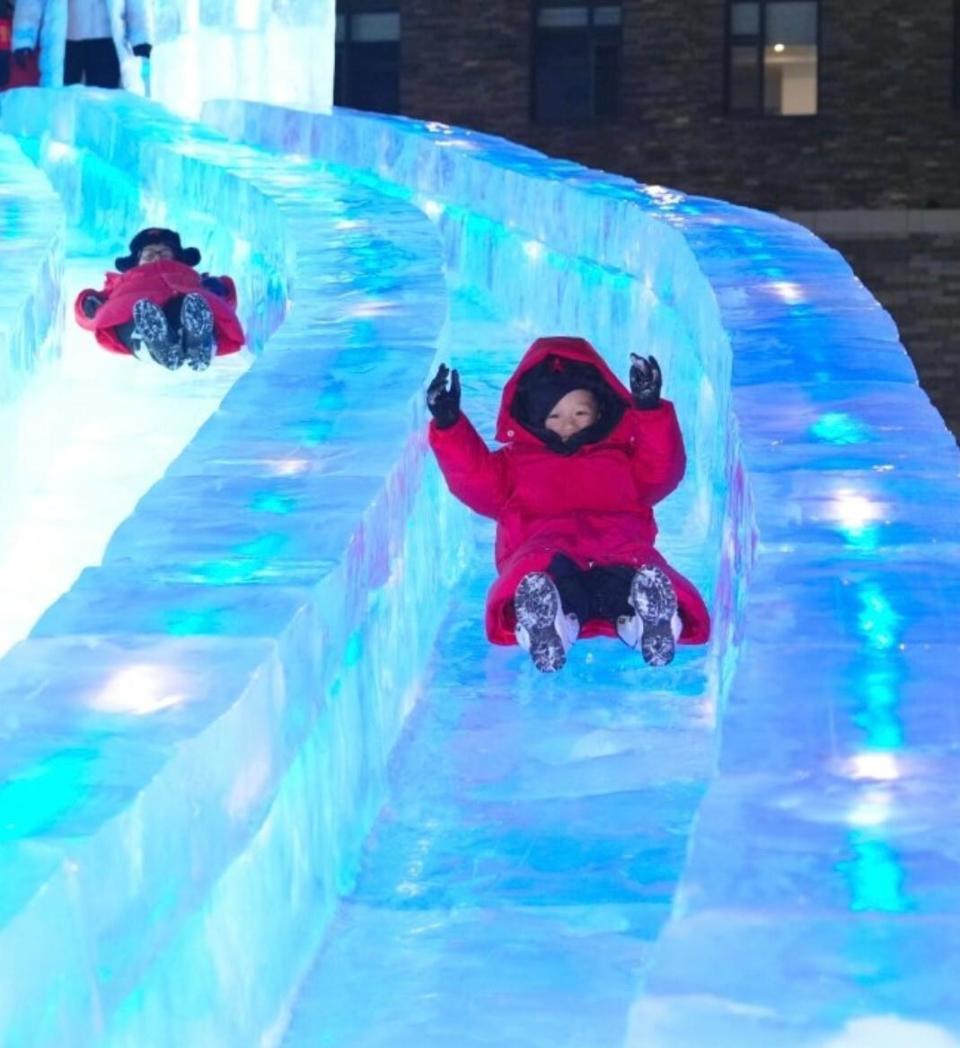 胡杏儿哈尔滨旅游，零下20度穿5层衣服，三个儿子羽绒服到脚脖子(图5)