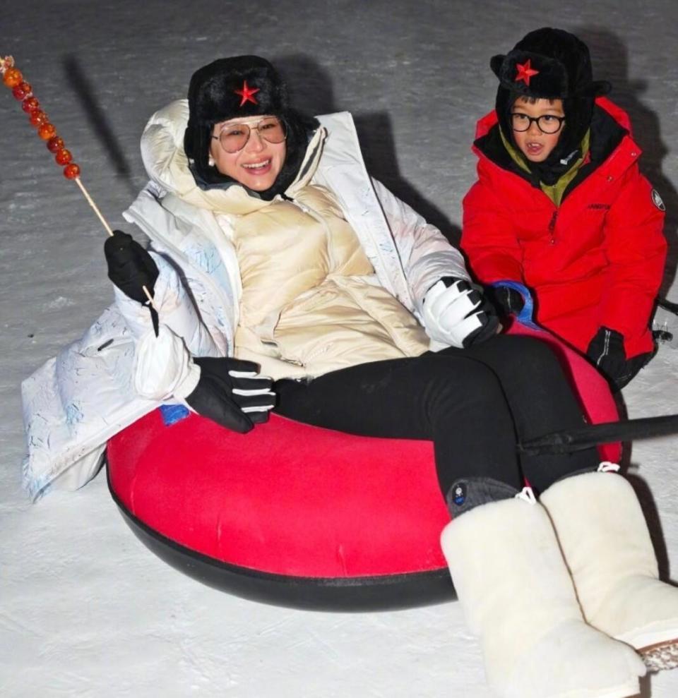 胡杏儿哈尔滨旅游，零下20度穿5层衣服，三个儿子羽绒服到脚脖子(图4)