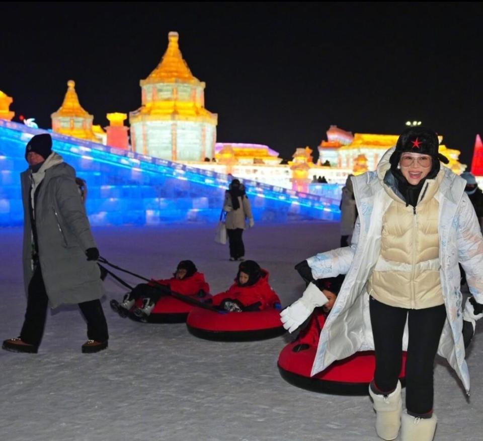 胡杏儿哈尔滨旅游，零下20度穿5层衣服，三个儿子羽绒服到脚脖子(图7)