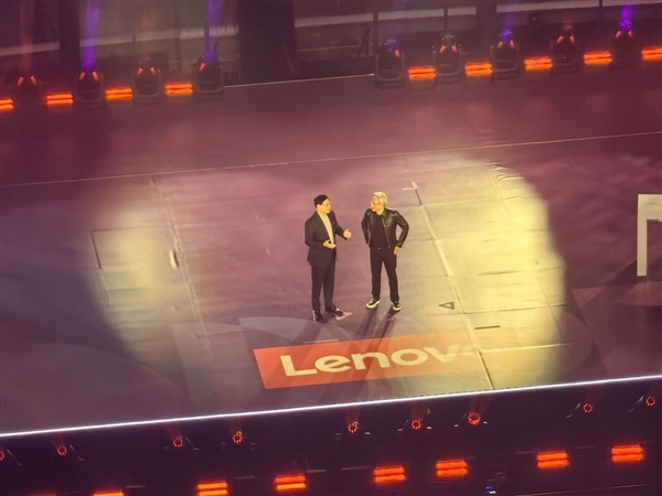 史诗级同框!NVIDIA、Intel、AMD、高通四巨头CEO齐聚联想发布会(图4) 史诗级同框!NVIDIA、Intel、AMD、高通四巨头CEO齐聚联想发布会(图4)