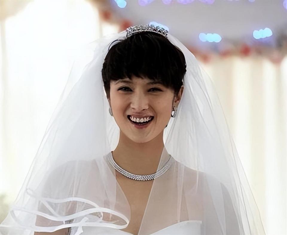 她错过靳东，转身嫁给父亲看中的女婿，45岁被婆家宠成公主！(图3)