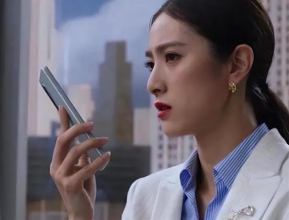 她错过靳东，转身嫁给父亲看中的女婿，45岁被婆家宠成公主！(图2)