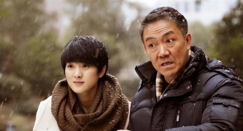 她错过靳东，转身嫁给父亲看中的女婿，45岁被婆家宠成公主！(图5)