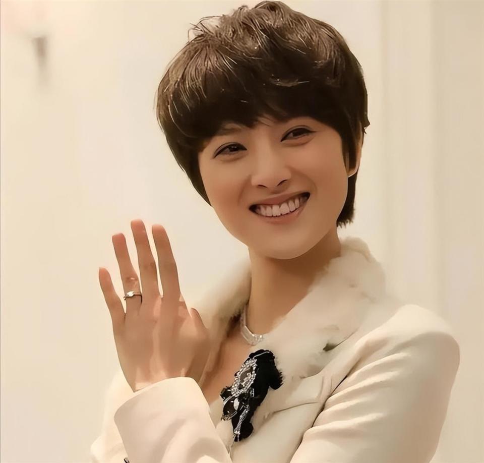 她错过靳东，转身嫁给父亲看中的女婿，45岁被婆家宠成公主！(图8)