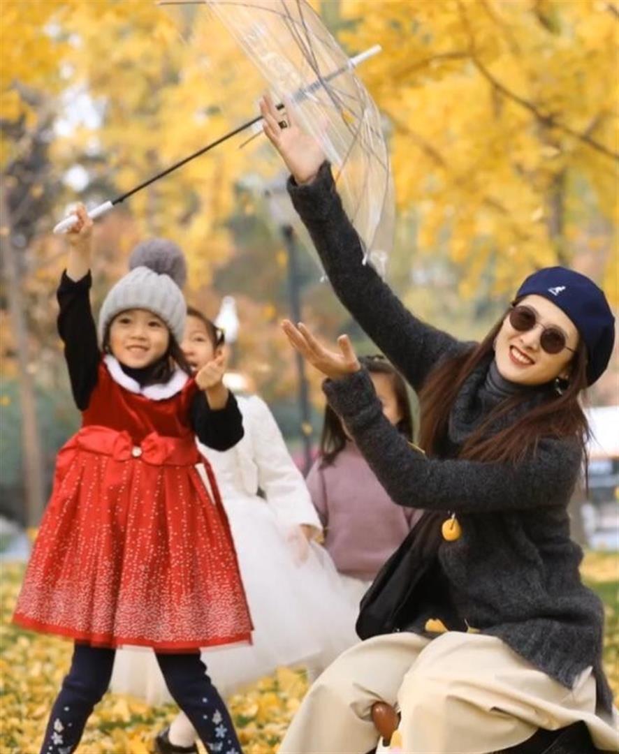 她错过靳东，转身嫁给父亲看中的女婿，45岁被婆家宠成公主！(图10)