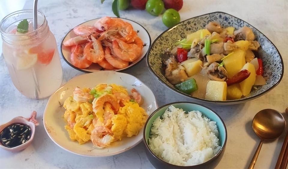 她错过靳东，转身嫁给父亲看中的女婿，45岁被婆家宠成公主！(图7)