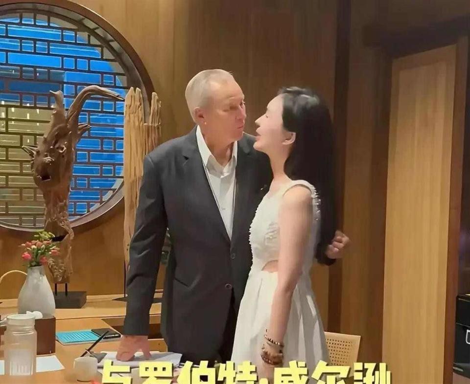 田朴珺搂腰合影疯传，独立人设塌房，社交场上的身体成了通行证(图1)