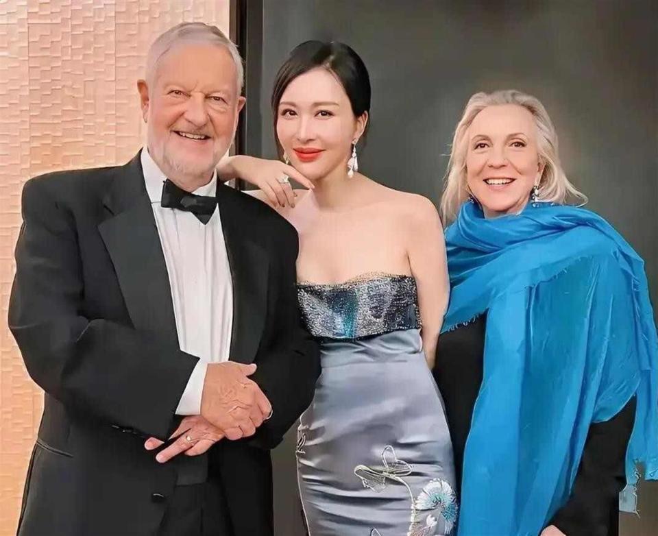 田朴珺搂腰合影疯传，独立人设塌房，社交场上的身体成了通行证(图2)