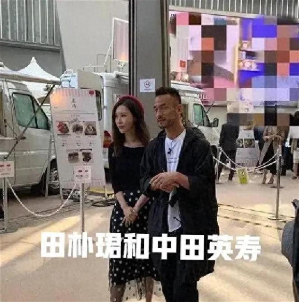 田朴珺搂腰合影疯传，独立人设塌房，社交场上的身体成了通行证(图4)