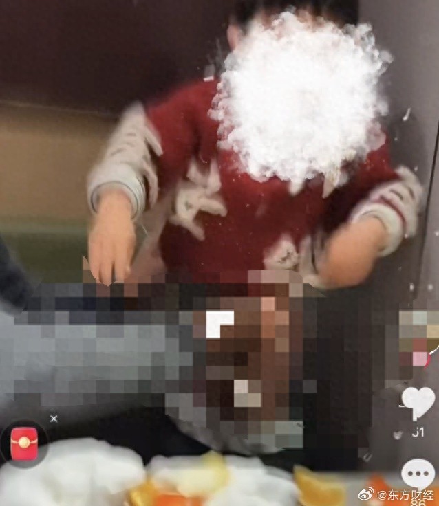 幼童将纸尿裤扔进火锅里,涉事海底捞门店回应(图1) 幼童将纸尿裤扔进火锅里,涉事海底捞门店回应(图1)