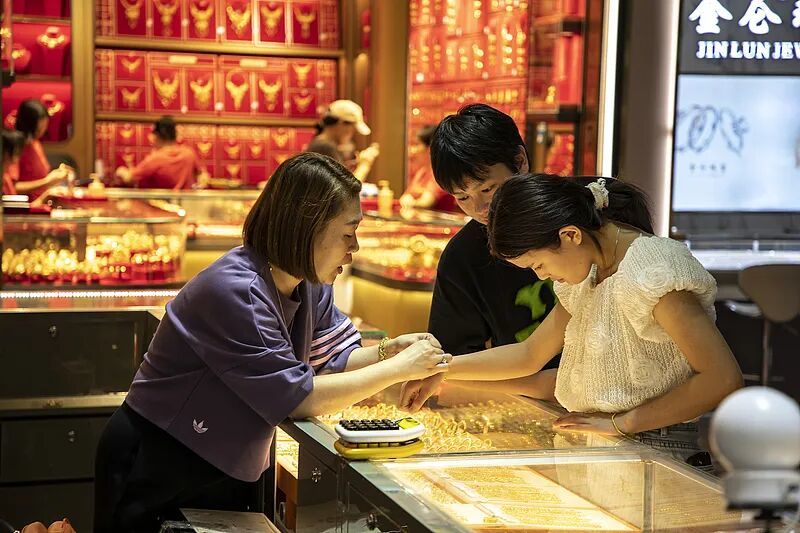 贵金属三剑客走出史诗级牛市，2026还要入手金银铂吗(图1)