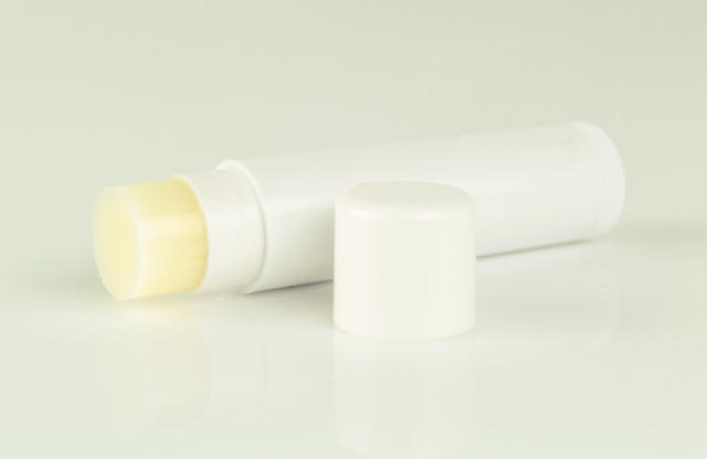 女律师将唇膏给犯罪嫌疑人用，业内人士：看