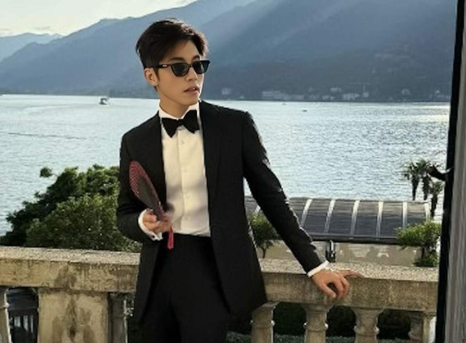 香港知名男星和同性密友出游，对方家庭背景显赫，恋情传足五年(图3)