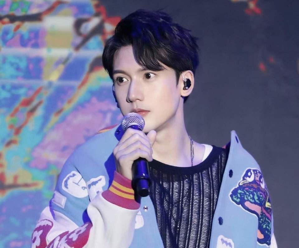 香港知名男星和同性密友出游，对方家庭背景显赫，恋情传足五年(图1)