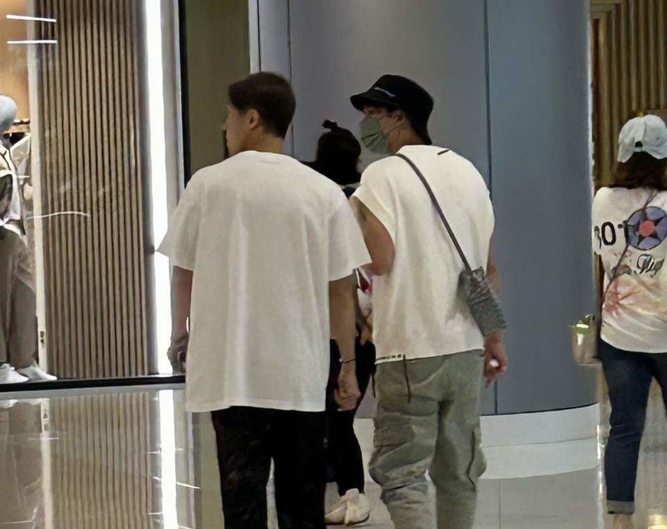 香港知名男星和同性密友出游，对方家庭背景显赫，恋情传足五年(图6)