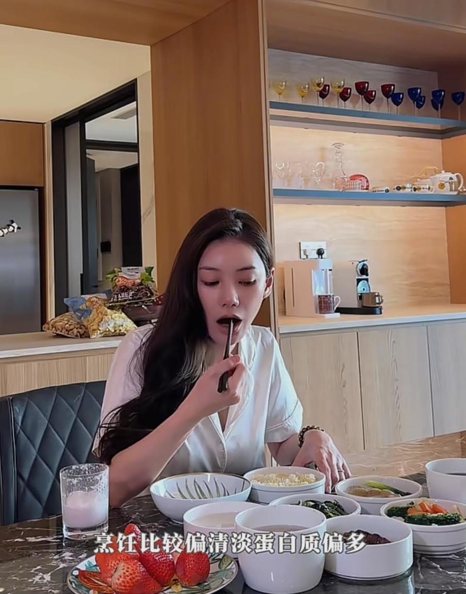 马筱梅拍孕妇写真,露出大孕肚后惹来不少争议!网友:铁定是女孩(图4) 马筱梅拍孕妇写真,露出大孕肚后惹来不少争议!网友:铁定是女孩(图4)