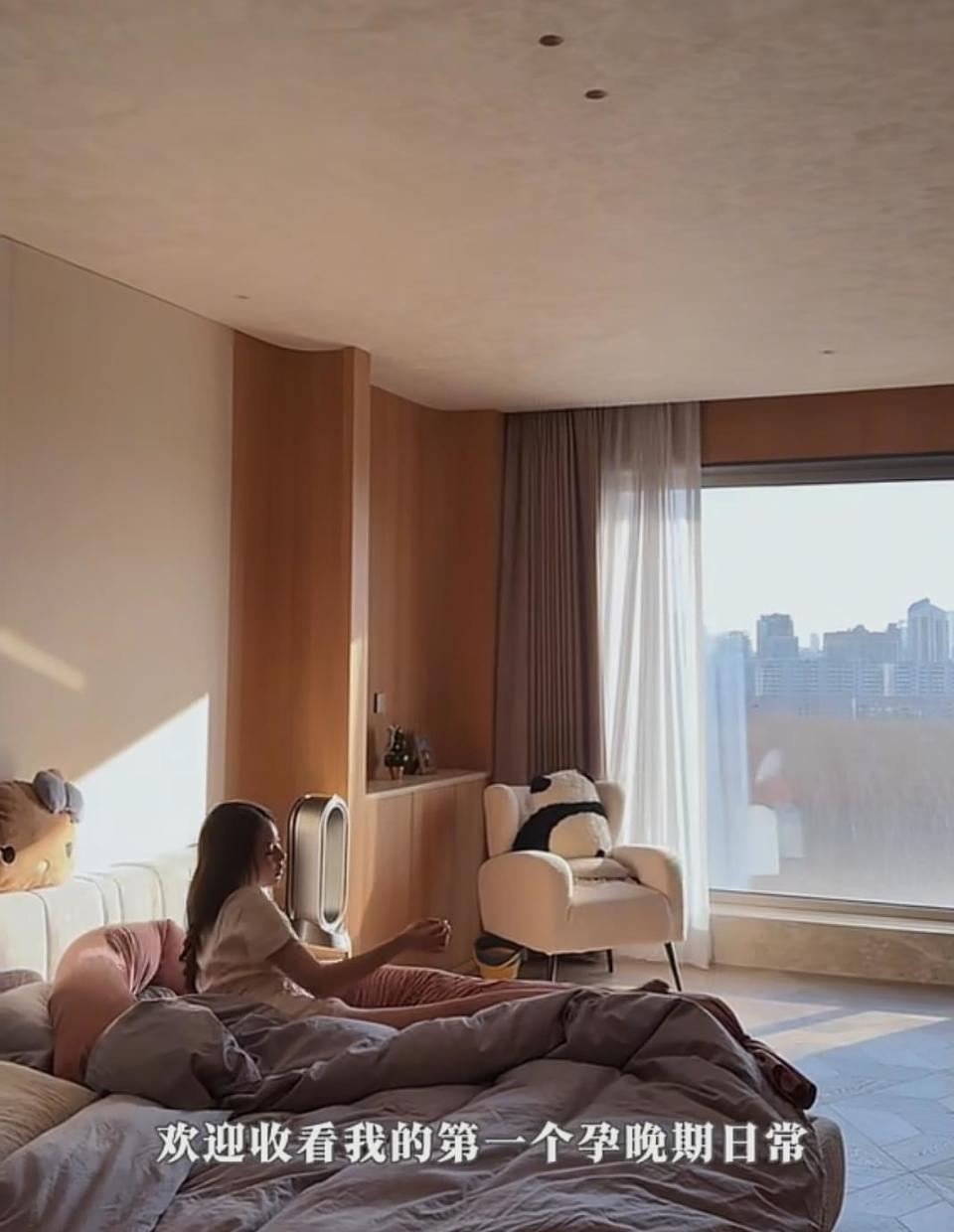 马筱梅拍孕妇写真,露出大孕肚后惹来不少争议!网友:铁定是女孩(图3) 马筱梅拍孕妇写真,露出大孕肚后惹来不少争议!网友:铁定是女孩(图3)