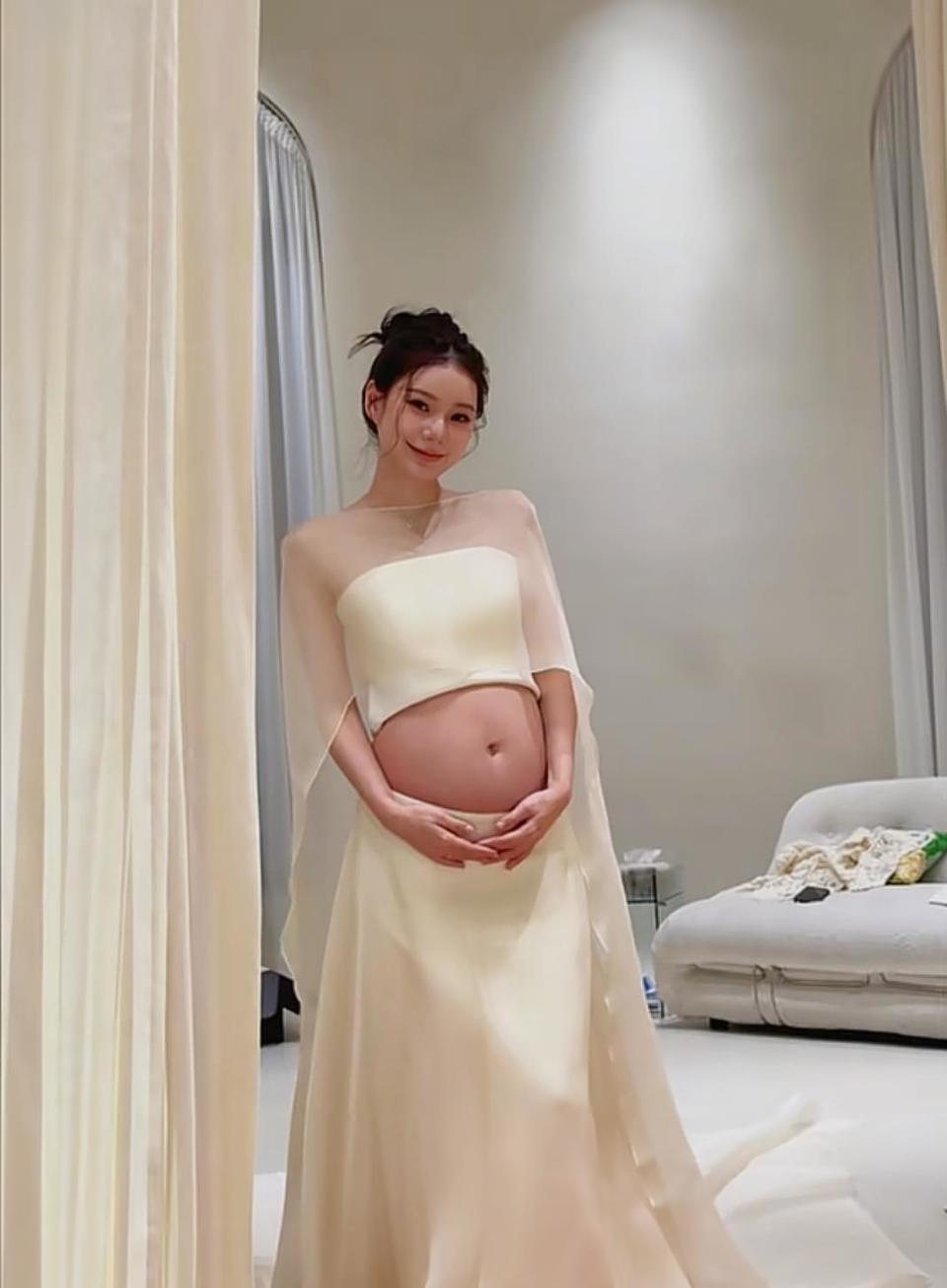 马筱梅拍孕妇写真,露出大孕肚后惹来不少争议!网友:铁定是女孩(图7) 马筱梅拍孕妇写真,露出大孕肚后惹来不少争议!网友:铁定是女孩(图7)