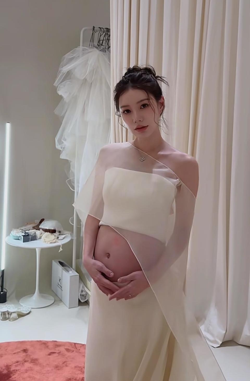 马筱梅拍孕妇写真,露出大孕肚后惹来不少争议!网友:铁定是女孩(图8) 马筱梅拍孕妇写真,露出大孕肚后惹来不少争议!网友:铁定是女孩(图8)