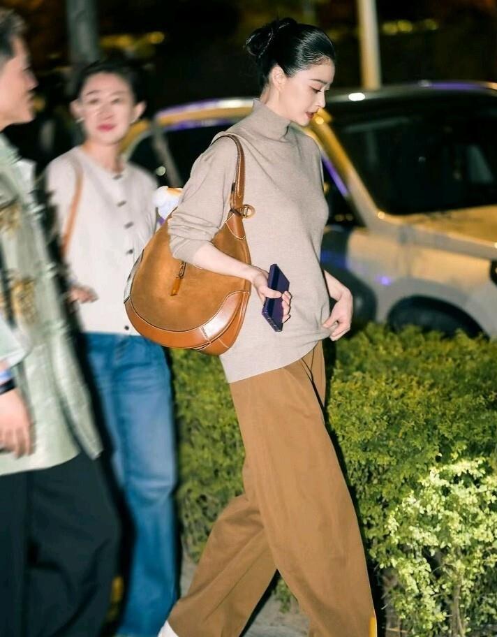 41岁蒋欣减肥成功后大变样！穿驼色毛衣+直筒裤+小白鞋，简约高级(图3)