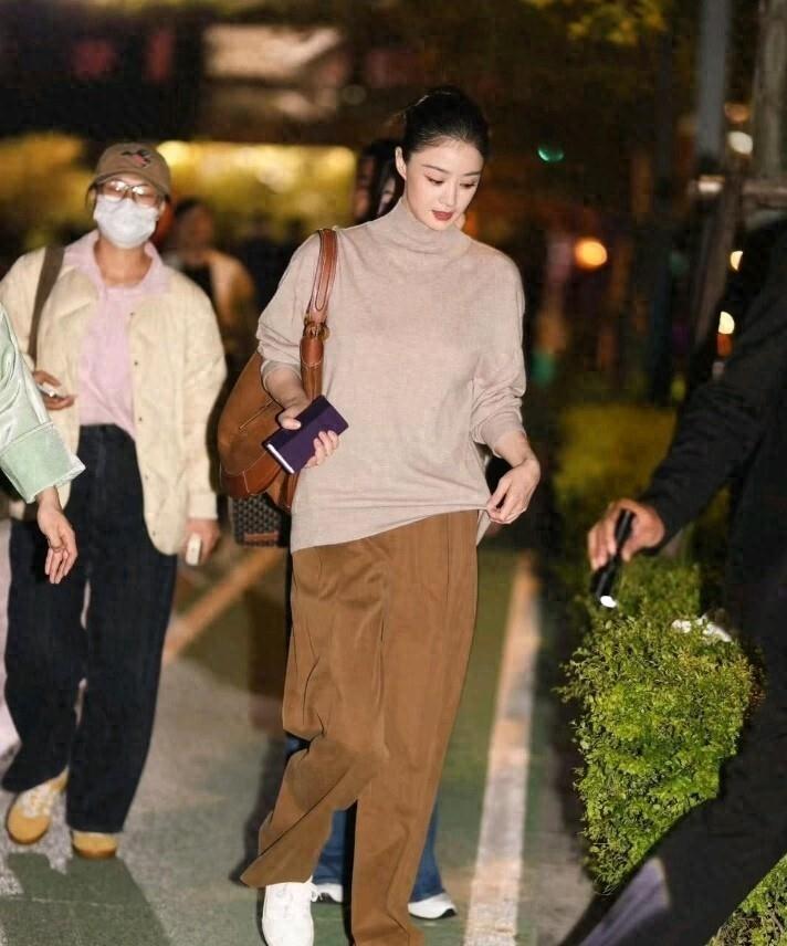 41岁蒋欣减肥成功后大变样！穿驼色毛衣+