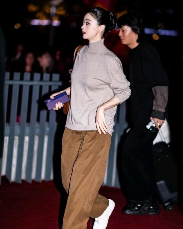 41岁蒋欣减肥成功后大变样！穿驼色毛衣+直筒裤+小白鞋，简约高级(图2)