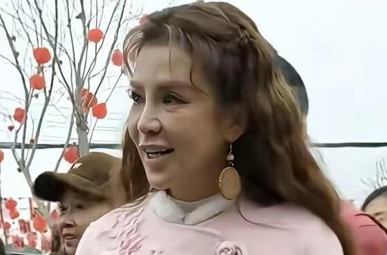 央视主持人朱迅近照曝光，断崖式衰老，下巴好尖，过度医美翻车了(图2)