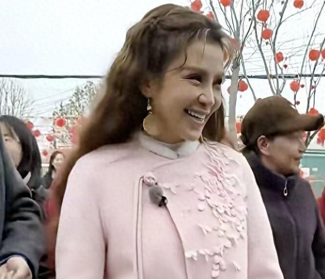 央视主持人朱迅近照曝光，断崖式衰老，下巴好尖，过度医美翻车了(图1)