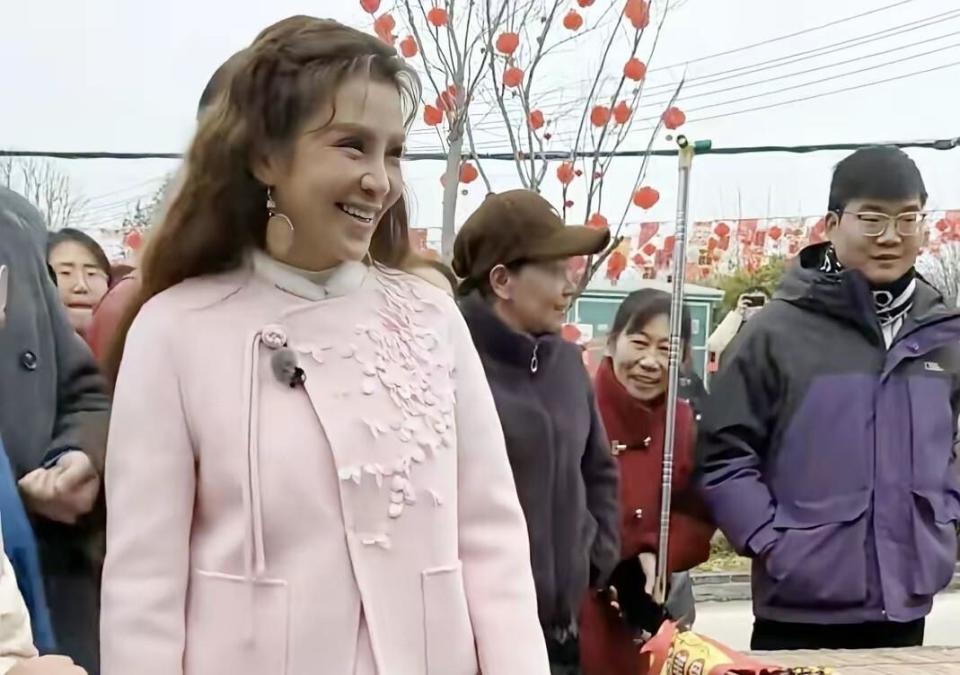 央视主持人朱迅近照曝光，断崖式衰老，下巴好尖，过度医美翻车了(图5)