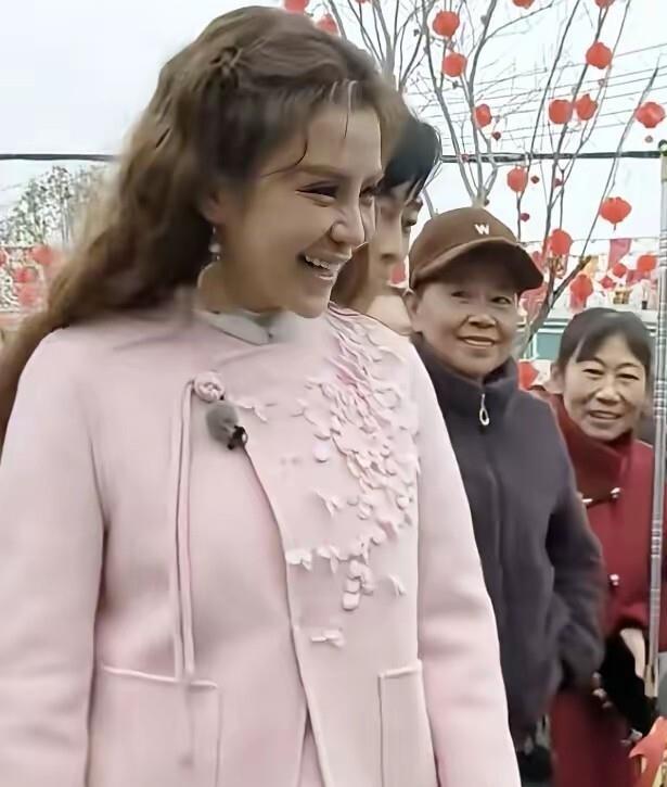 央视主持人朱迅近照曝光，断崖式衰老，下巴好尖，过度医美翻车了(图4)