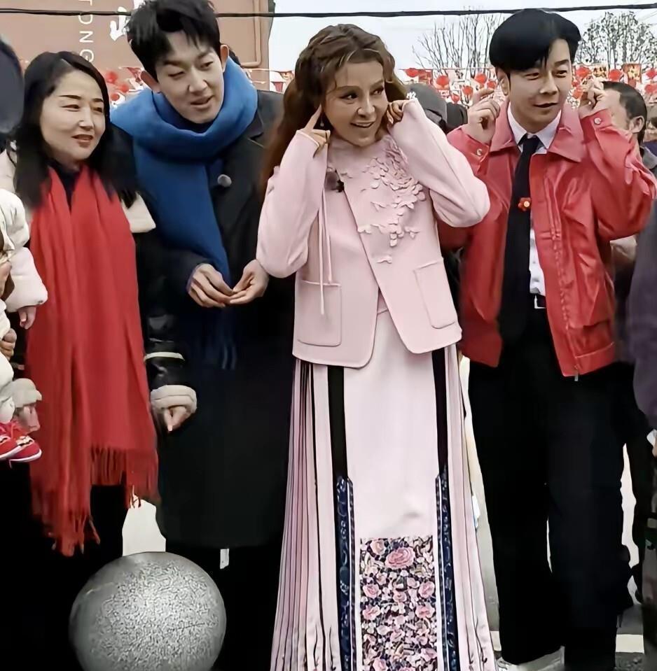 央视主持人朱迅近照曝光，断崖式衰老，下巴好尖，过度医美翻车了(图3)