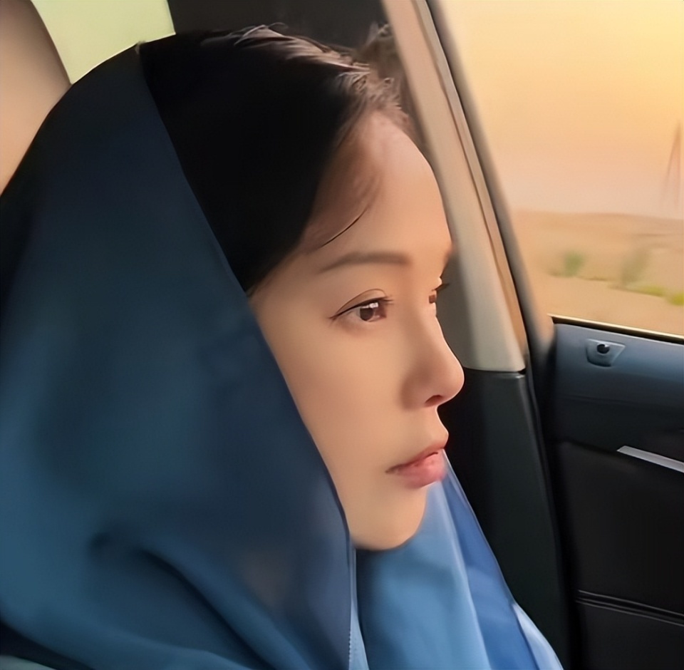 57岁伊能静近照曝光，穿泳装秀辣妈曲线，腰腹部零赘肉美绝了(图2)