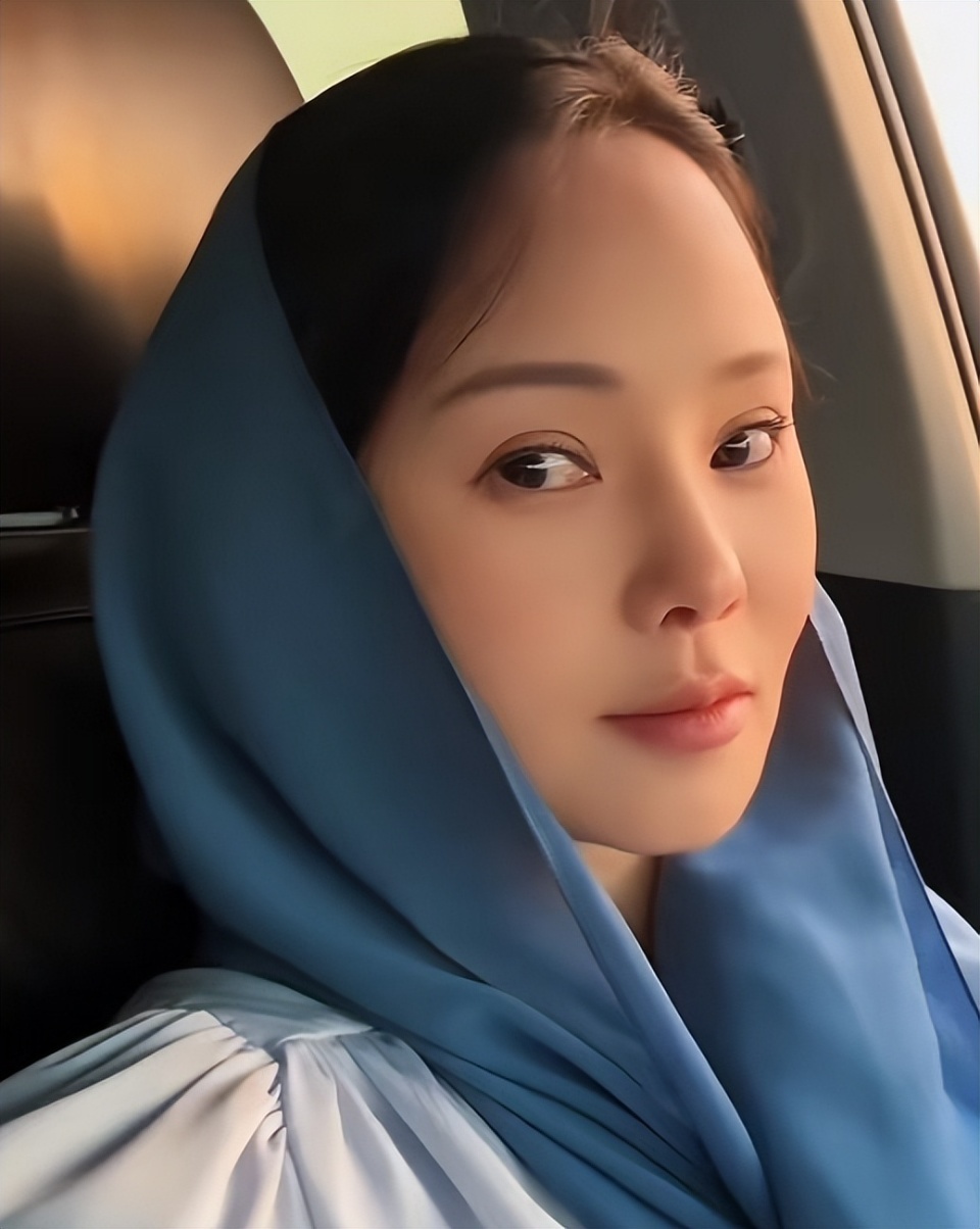 57岁伊能静近照曝光，穿泳装秀辣妈曲线，腰腹部零赘肉美绝了(图3)