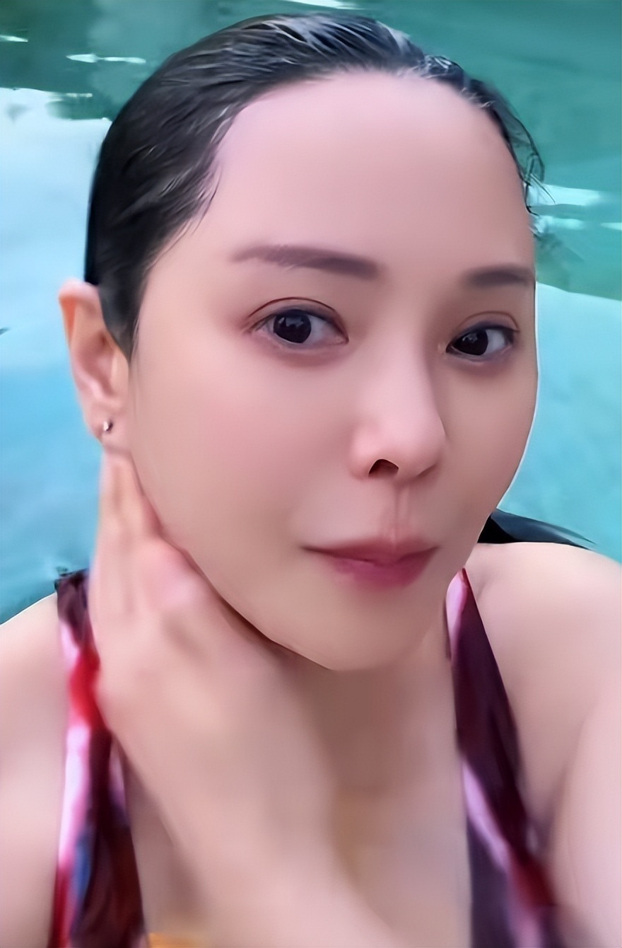 57岁伊能静近照曝光，穿泳装秀辣妈曲线，腰腹部零赘肉美绝了(图8)