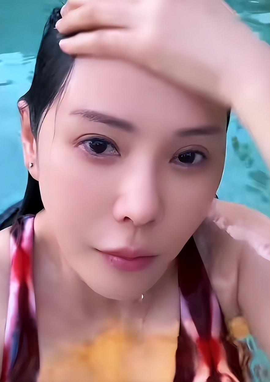 57岁伊能静近照曝光，穿泳装秀辣妈曲线，腰腹部零赘肉美绝了(图7)