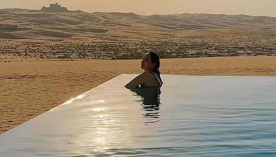 57岁伊能静近照曝光，穿泳装秀辣妈曲线，腰腹部零赘肉美绝了(图9)