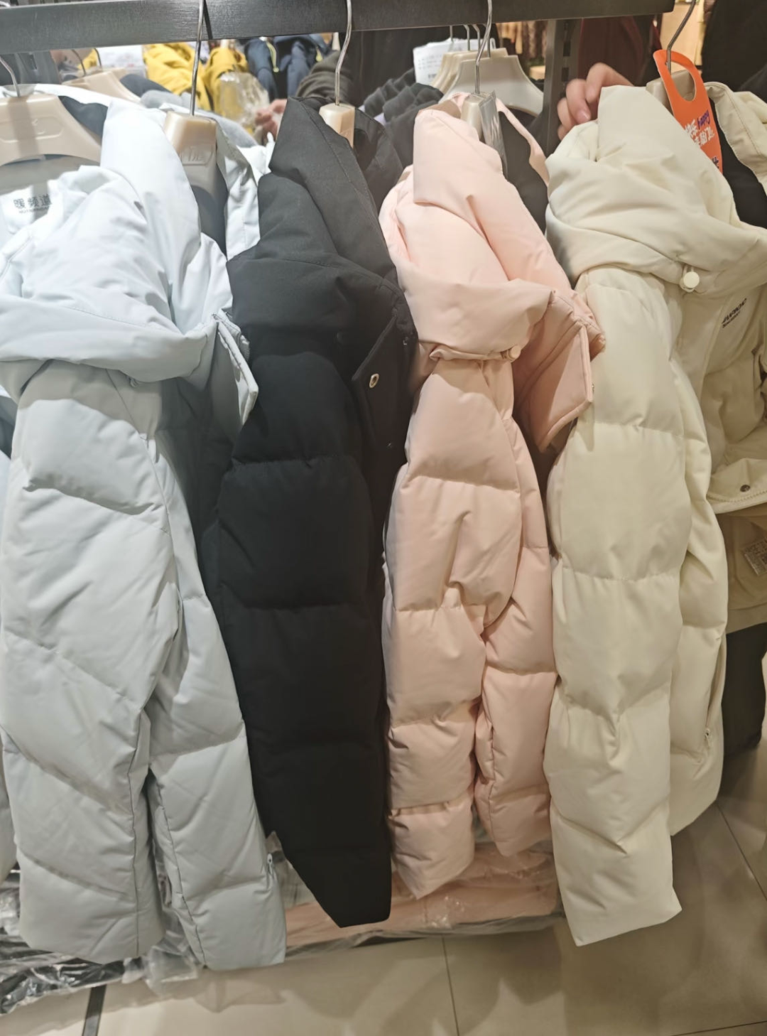 中产涌入超市抢300元羽绒服(图5)