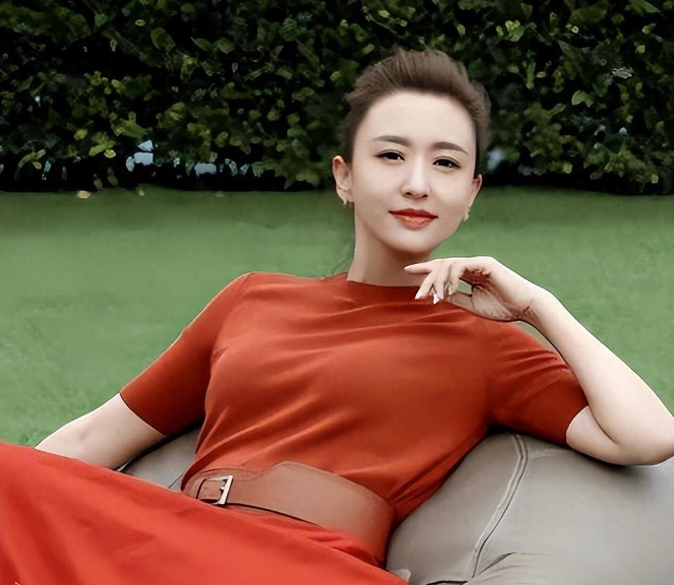 包养四名男子,嫁给63岁富翁央视女主持私