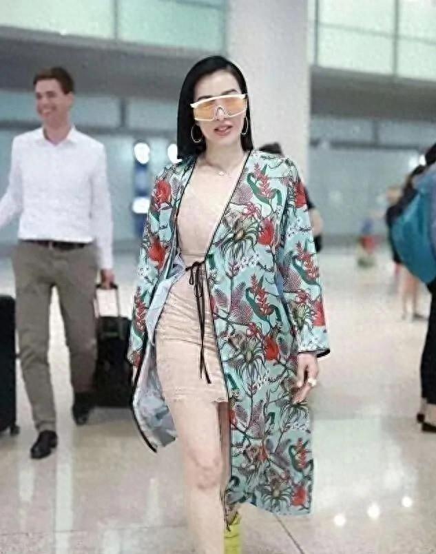 钟丽缇到底是怎么了？穿成这样就出门了？看