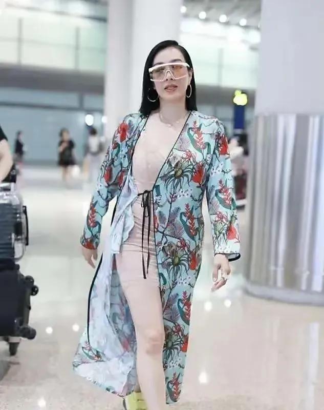 钟丽缇到底是怎么了?穿成这样就出门了?看起来还真是一言难尽啊(图2) 钟丽缇到底是怎么了?穿成这样就出门了?看起来还真是一言难尽啊(图2)