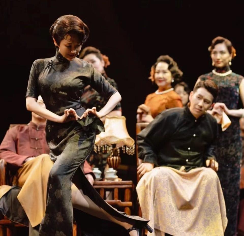 许晴现状曝光,身材丰腴饱满,56岁的她像36岁,太有女人味了(图2) 许晴现状曝光,身材丰腴饱满,56岁的她像36岁,太有女人味了(图2)