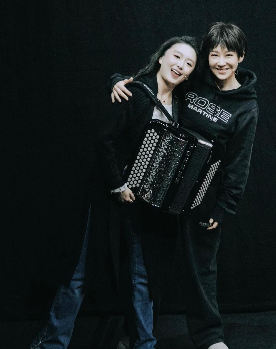 许晴现状曝光,身材丰腴饱满,56岁的她像36岁,太有女人味了(图3) 许晴现状曝光,身材丰腴饱满,56岁的她像36岁,太有女人味了(图3)