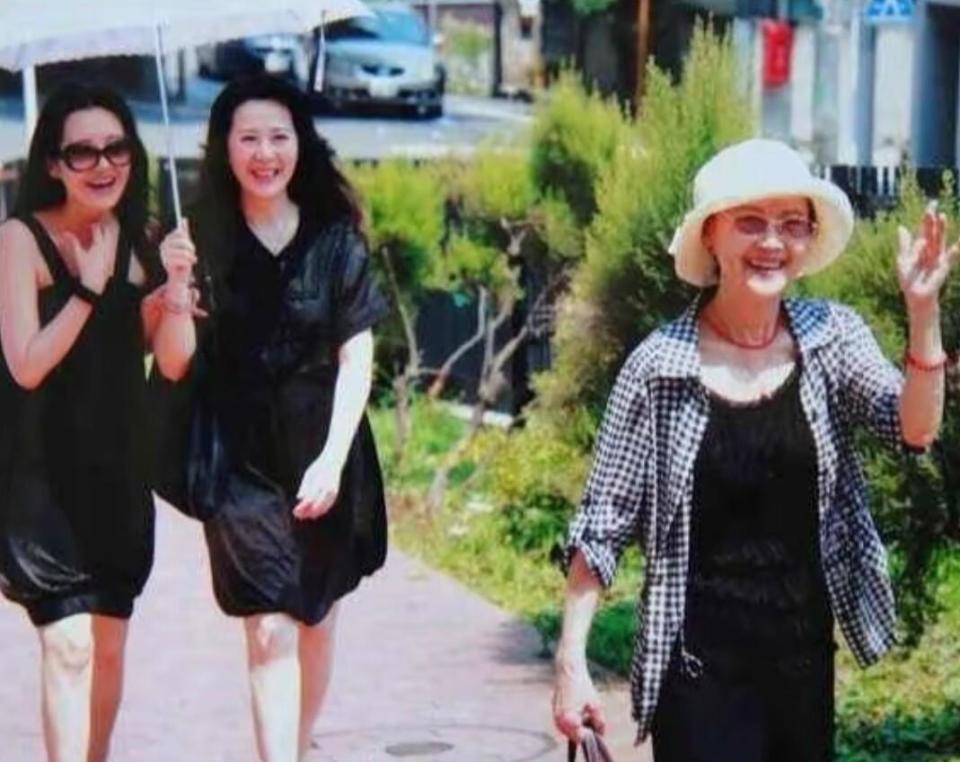 许晴现状曝光,身材丰腴饱满,56岁的她像36岁,太有女人味了(图9) 许晴现状曝光,身材丰腴饱满,56岁的她像36岁,太有女人味了(图9)