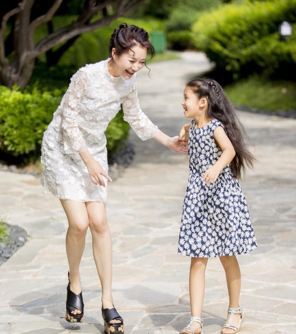 许晴现状曝光,身材丰腴饱满,56岁的她像36岁,太有女人味了(图12) 许晴现状曝光,身材丰腴饱满,56岁的她像36岁,太有女人味了(图12)