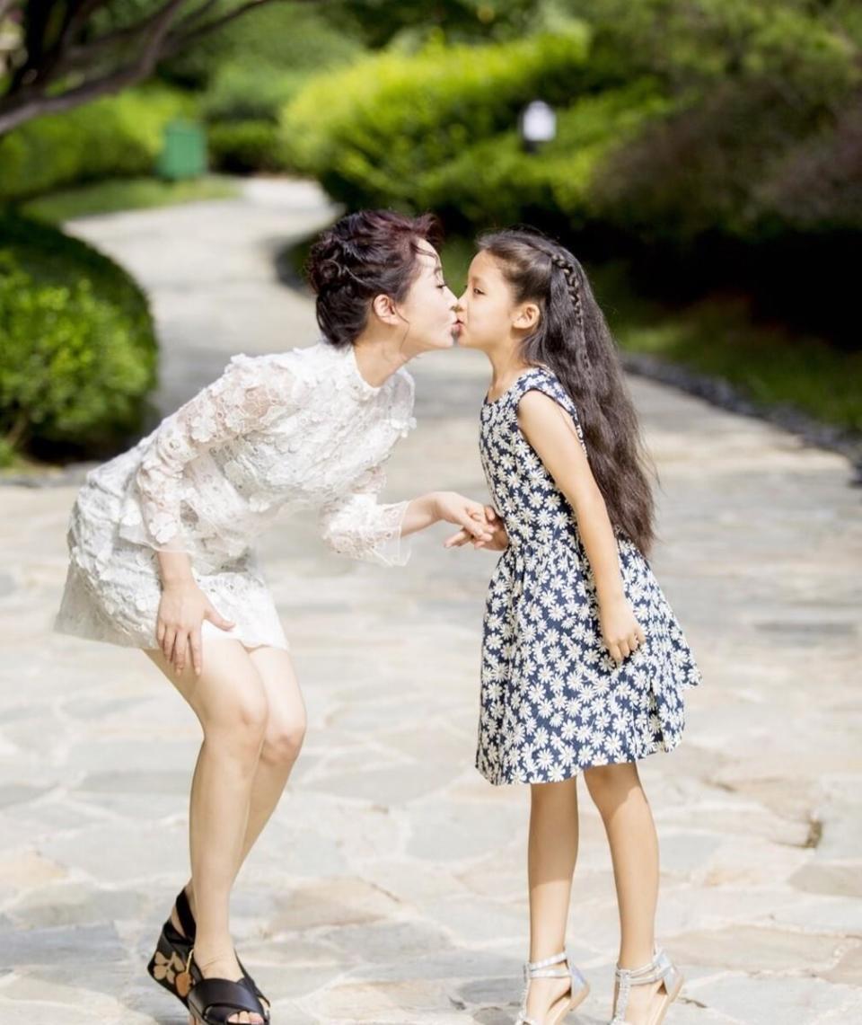 许晴现状曝光,身材丰腴饱满,56岁的她像36岁,太有女人味了(图11) 许晴现状曝光,身材丰腴饱满,56岁的她像36岁,太有女人味了(图11)