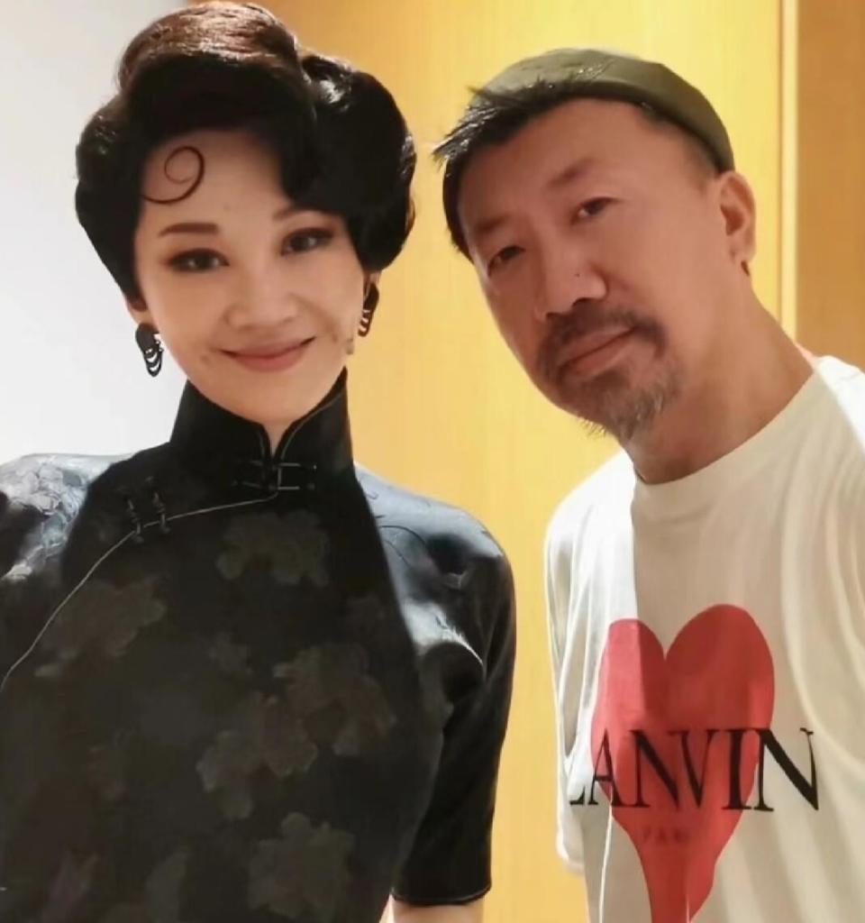 许晴现状曝光,身材丰腴饱满,56岁的她像36岁,太有女人味了(图15) 许晴现状曝光,身材丰腴饱满,56岁的她像36岁,太有女人味了(图15)