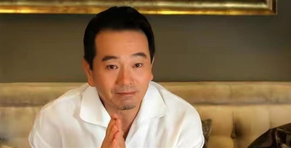 明明不差钱，却节俭到倪萍都看不下去，零绯闻的他戏里戏外反差大(图1)