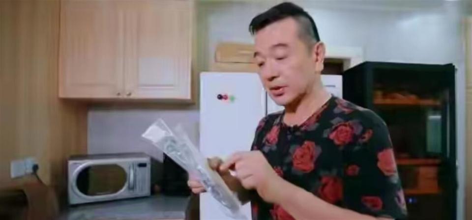 明明不差钱，却节俭到倪萍都看不下去，零绯闻的他戏里戏外反差大(图12)